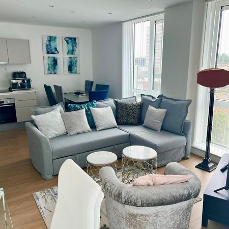 Spacious Urban Gem Apartment With Parking Bracknell Eksteriør bilde