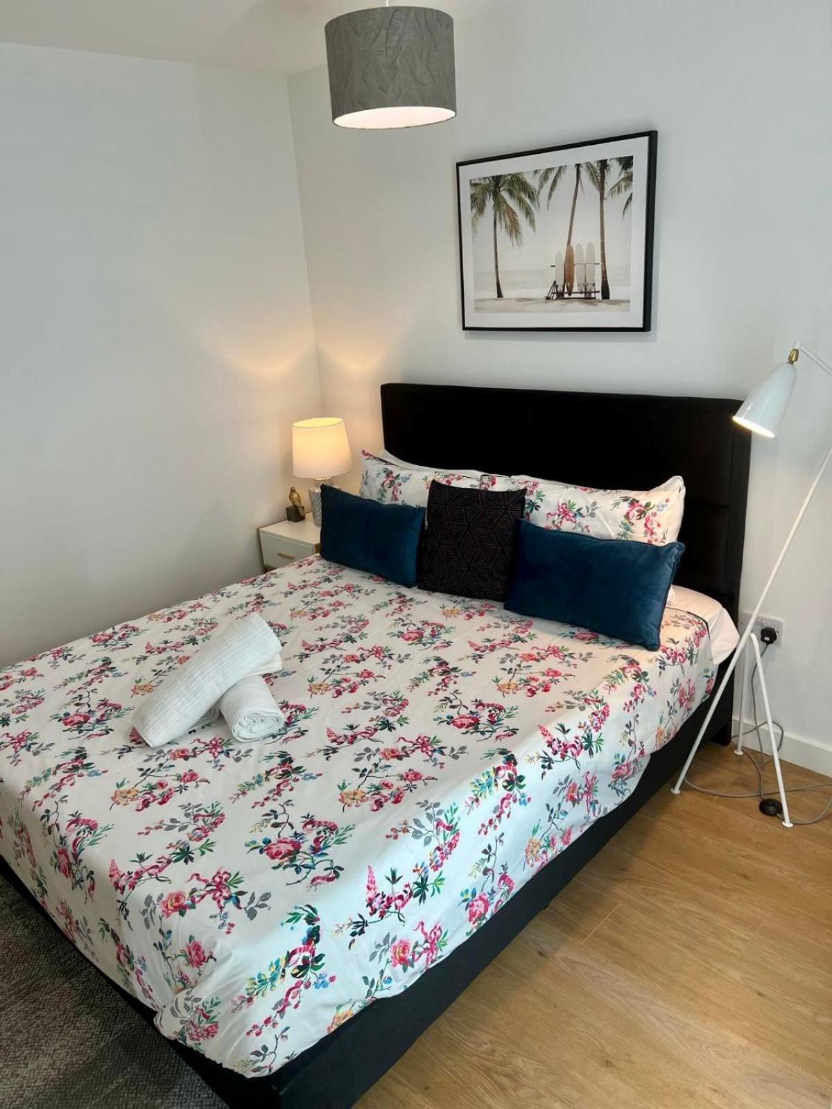 Spacious Urban Gem Apartment With Parking Bracknell Eksteriør bilde